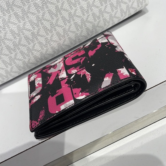 MICHAEL KORS MENS Cooper Graphic Logo Billfold Wallet 
Style# 36F2LCOF1V
CHILI - Picture 15 of 16